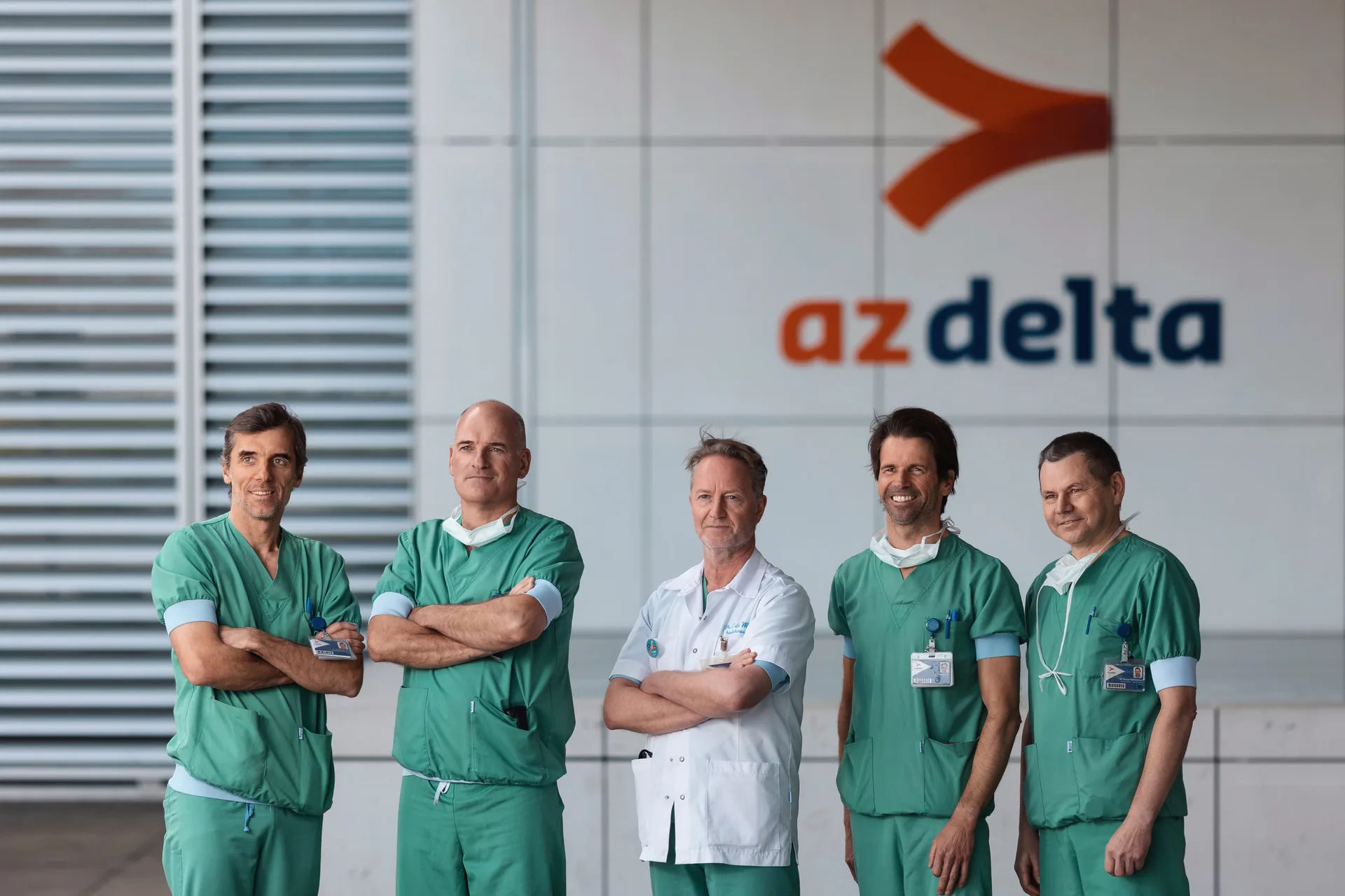 Équipe de médecins devant l'hôpital AZ Delta à Roeselare — reportage photo médical pour MSD via Eldering Studios