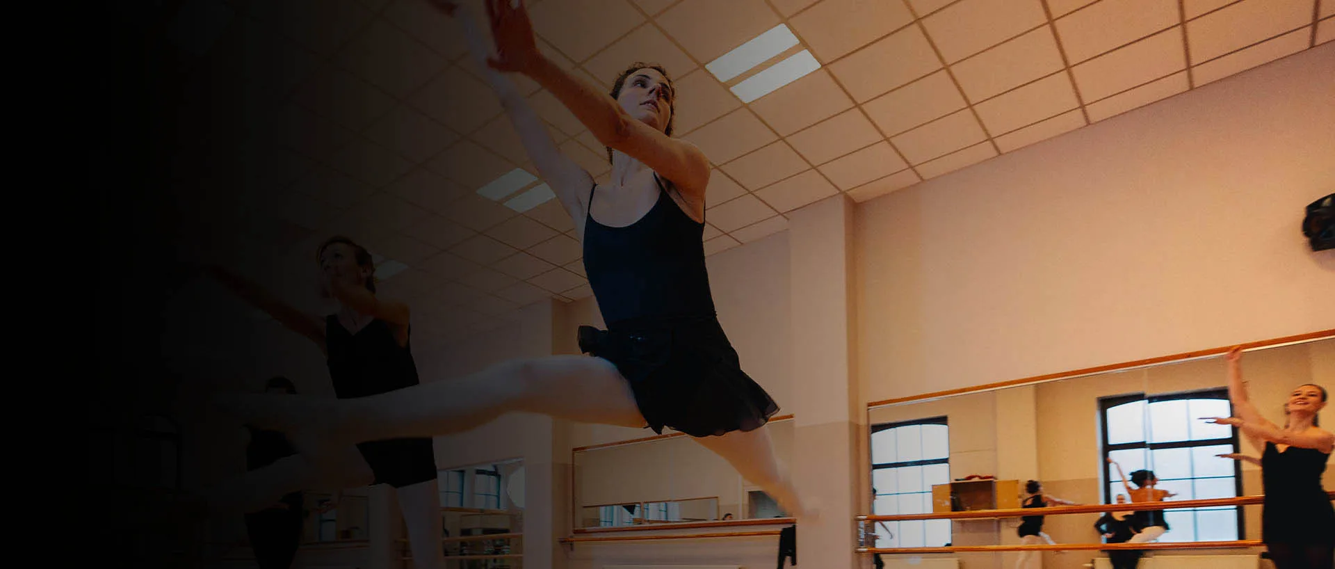 Danseuse en plein saut dans le studio d'Eve Maury Dance à Uccle — site web et vidéos réalisés par ALTABENA