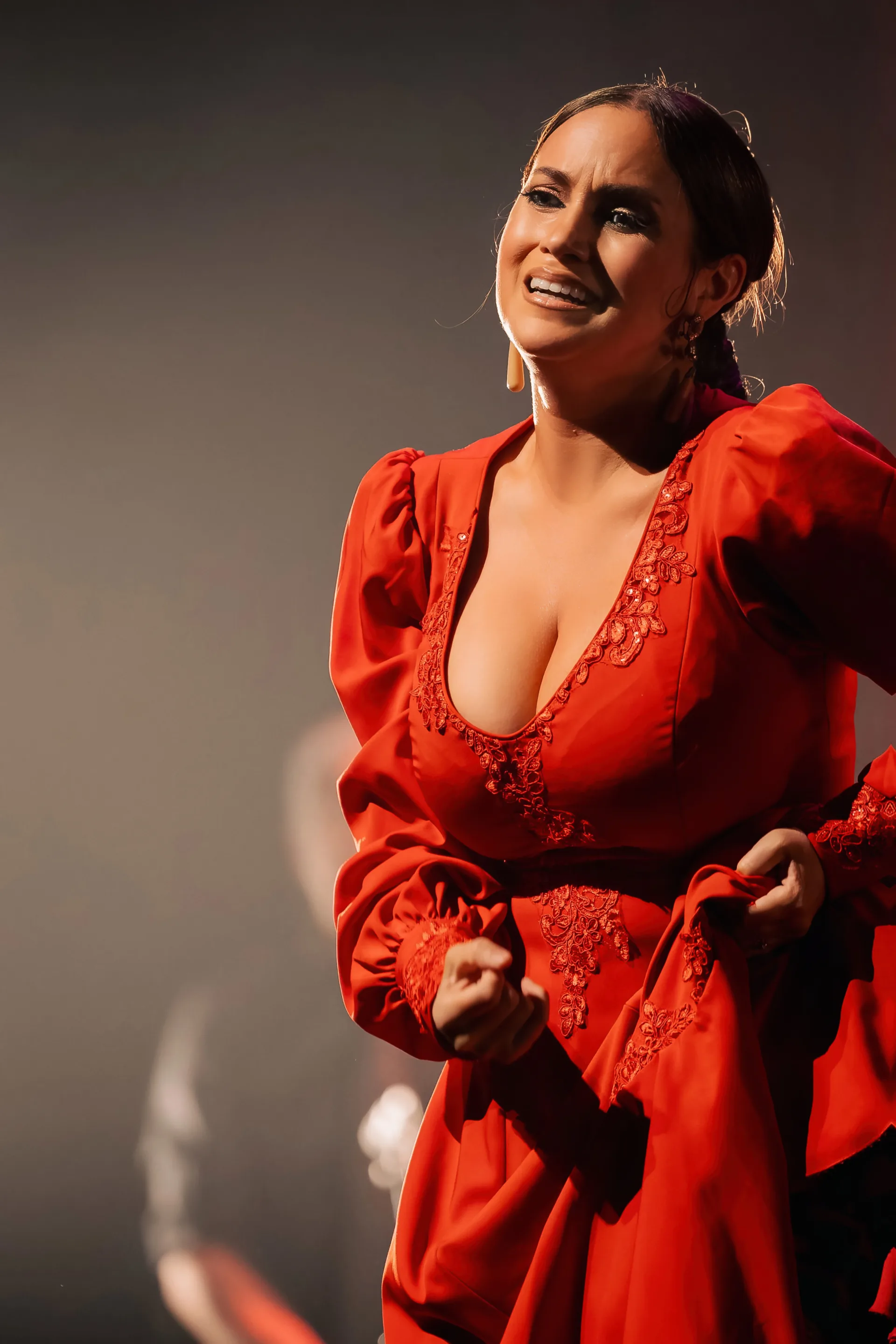 Musicien de flamenco sur scène — salle Arenberg, Anvers, lumières chaudes