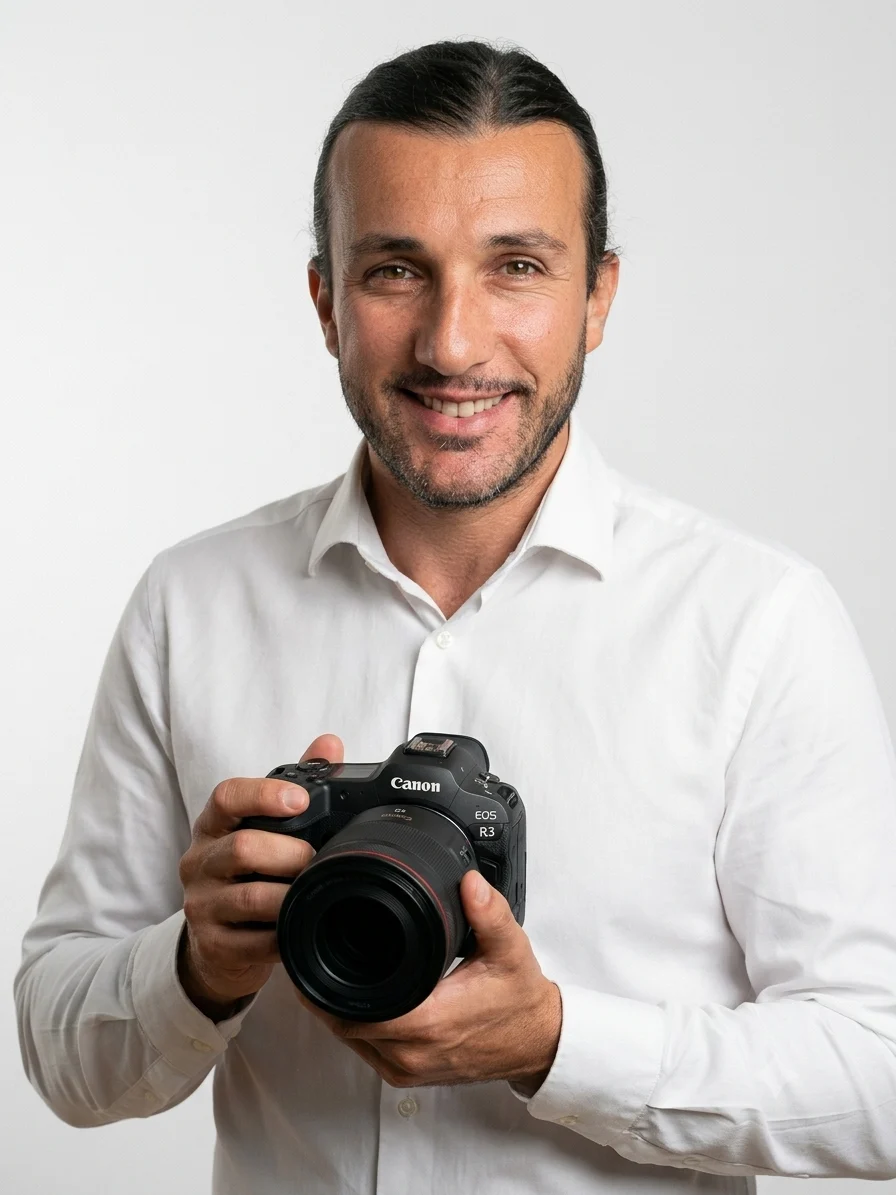 Angel Bena, photographe et vidéaste ALTABENA, avec son boîtier Canon EOS R3