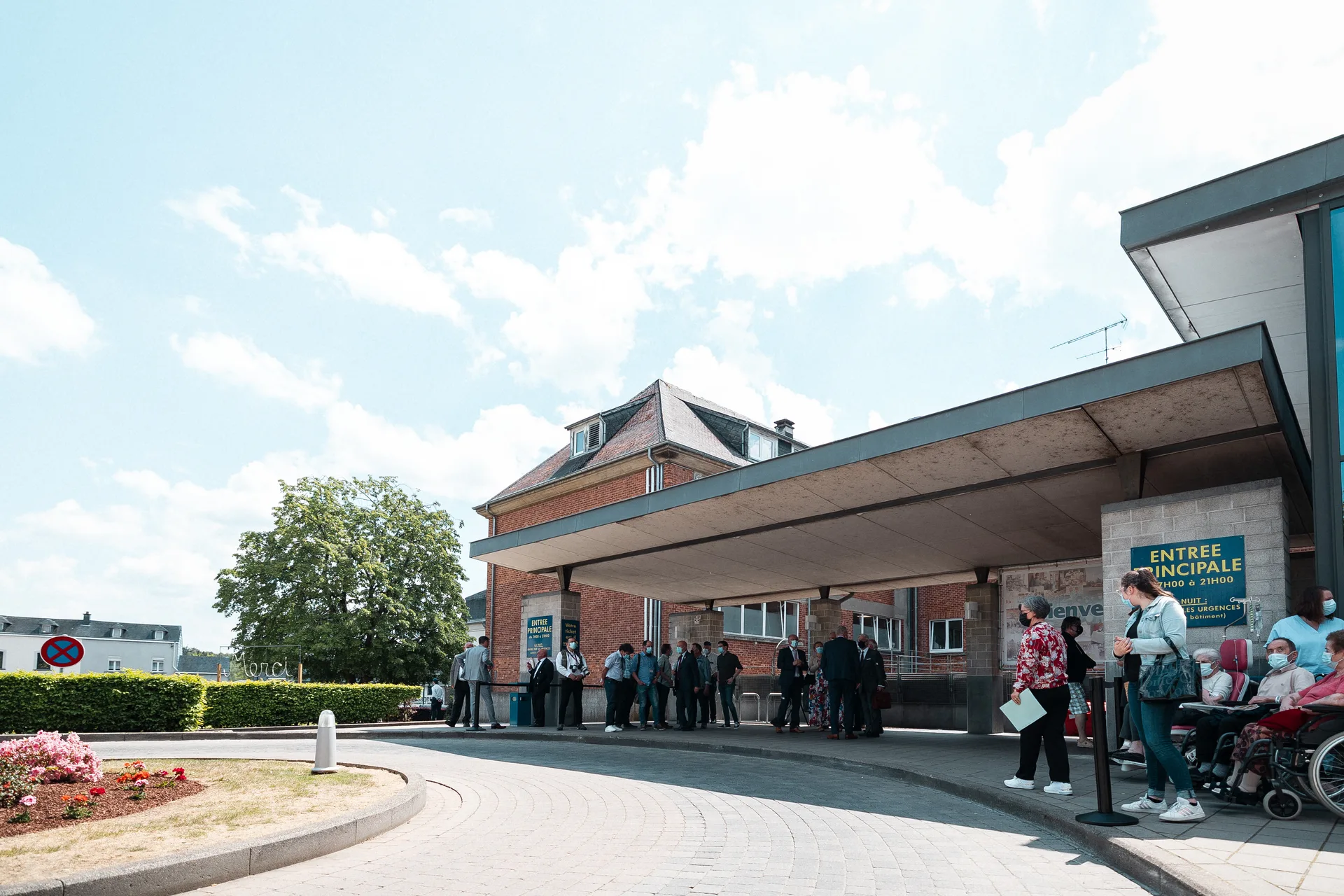 Moment de la visite royale — personnel soignant et direction, hôpital de Libramont