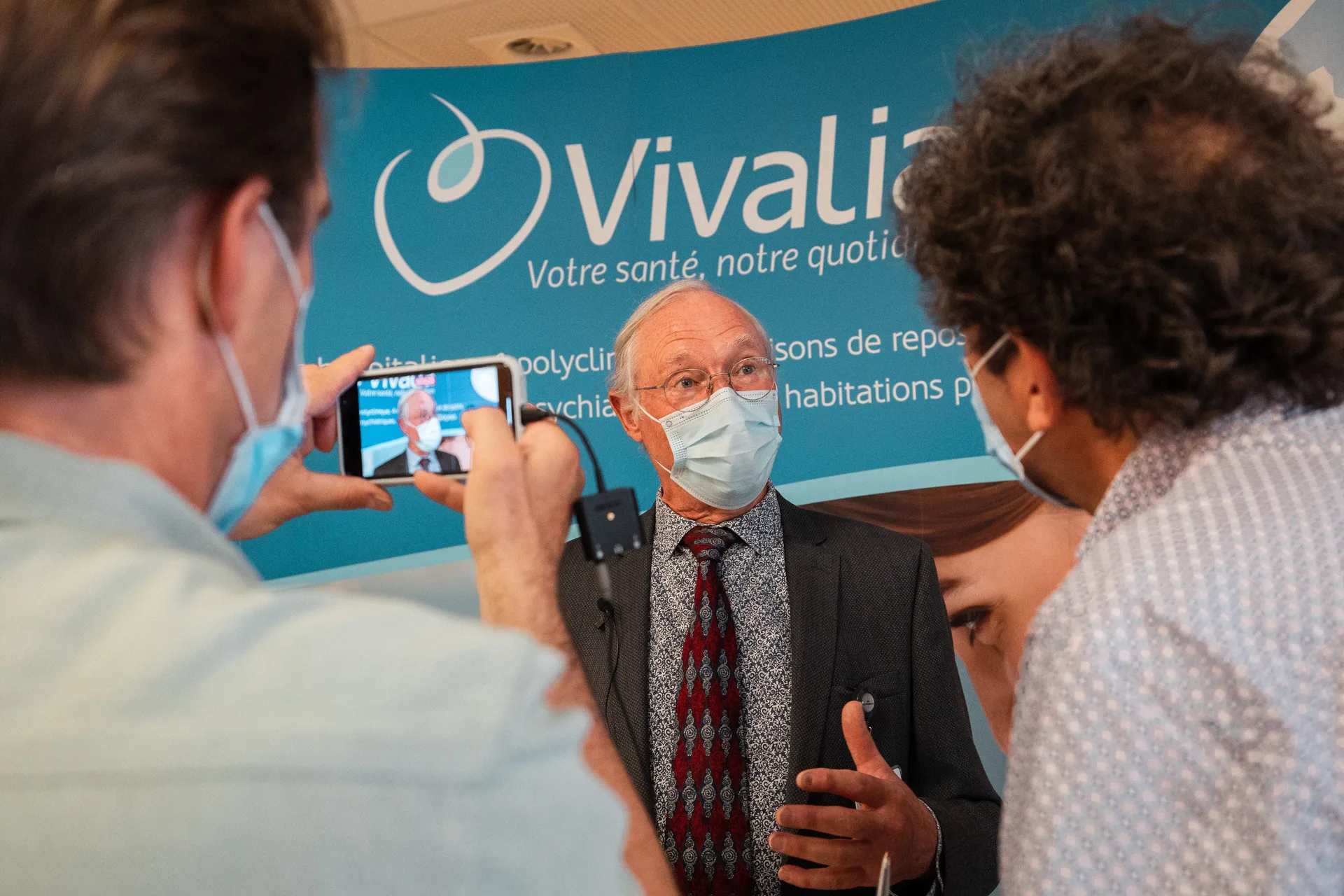 Échanges avec les équipes soignantes lors de la visite royale, hôpital de Libramont